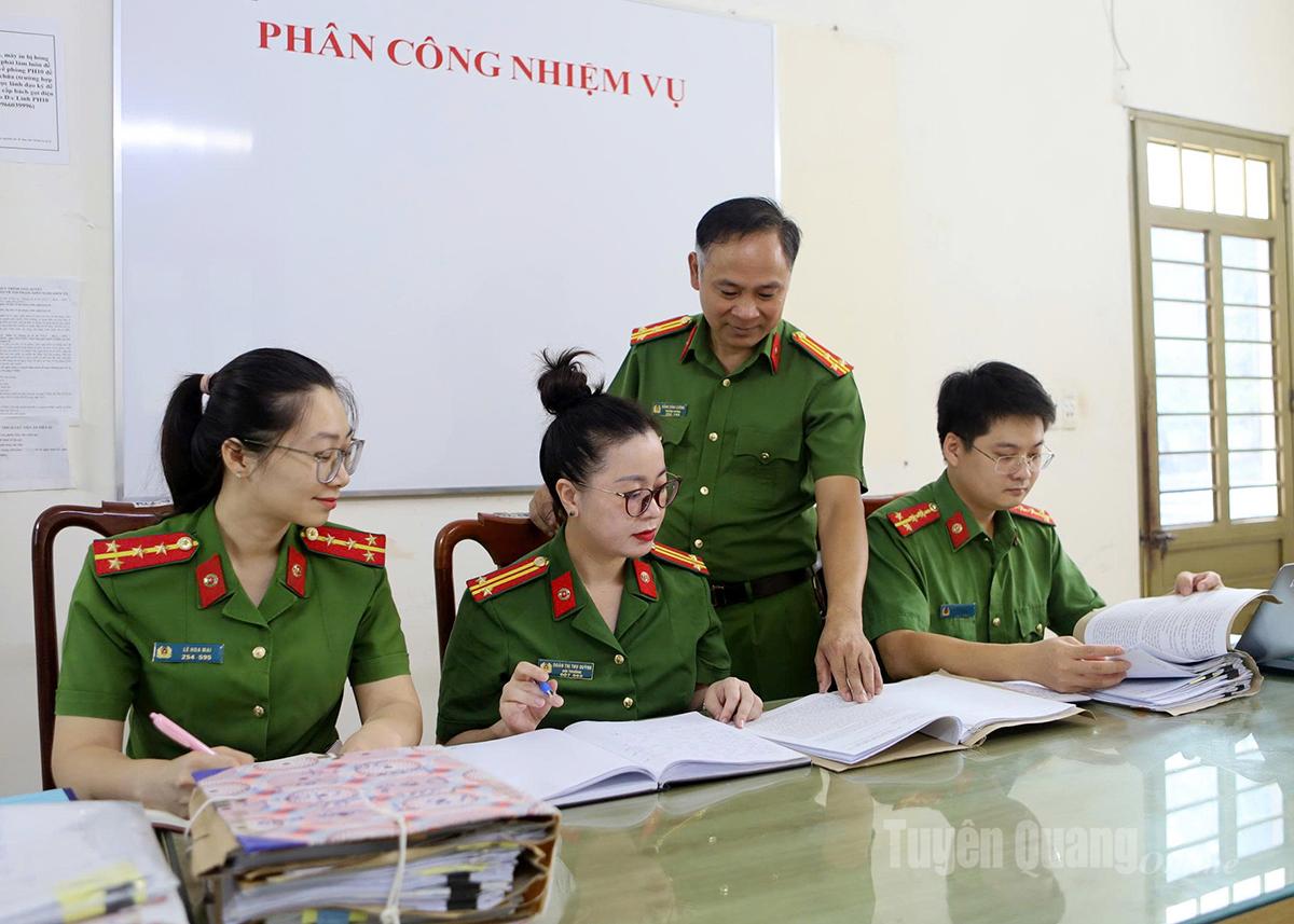 Cán bộ Phòng Quản lý hành chính về trật tự xã hội, Công an tỉnh tiếp nhận hồ sơ từ dữ liệu của Tòa án nhân dân chuyển sang, cập nhật lên hệ thống.