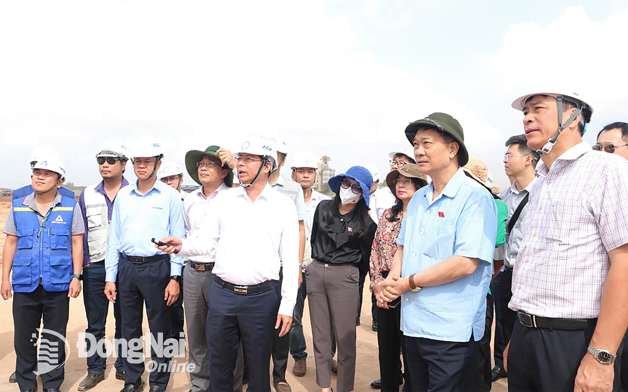 តំណាង ACV រាយការណ៍ជូនក្រុមការងារស្តីពីដំណើរការសាងសង់ផ្លូវរត់លេខ២។ រូបថត៖ ផាម ទុង 