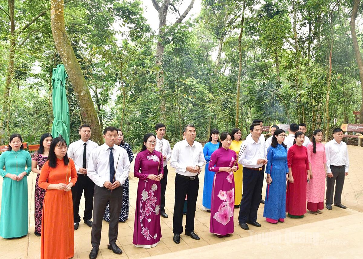 Các đại biểu dâng hương tại Lán Nà Nưa.