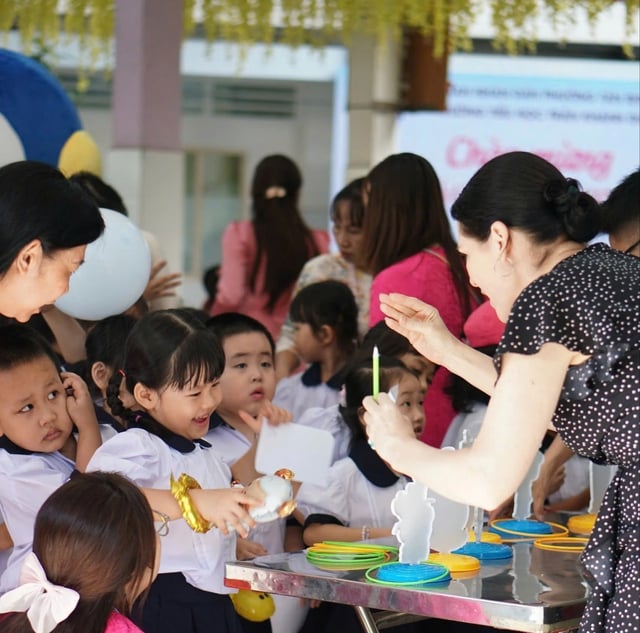Sáng nay học sinh lớp 1 TP.HCM tựu trường: Năm học với nhiều đặc biệt bắt đầu - Ảnh 7.