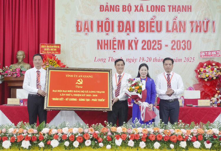 Phó Chủ tịch Thường trực HĐND tỉnh An Giang Lê Hồng Thắm dự Đại hội Đảng bộ xã Long Thạnh