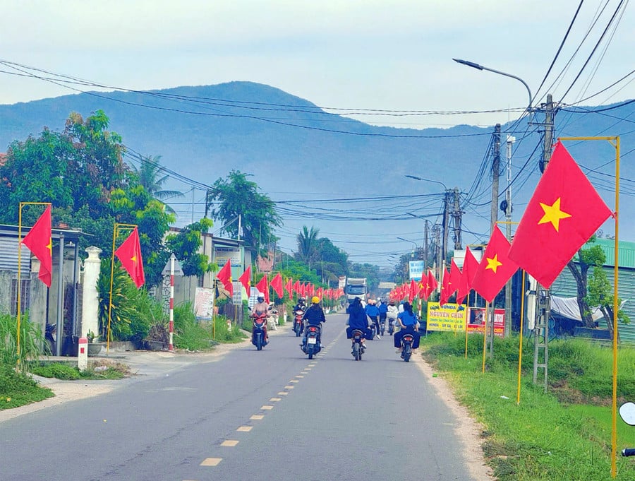 tuyen-duong-qua-thon-an-lac-2-rop-bong-co-to-quoc.jpg