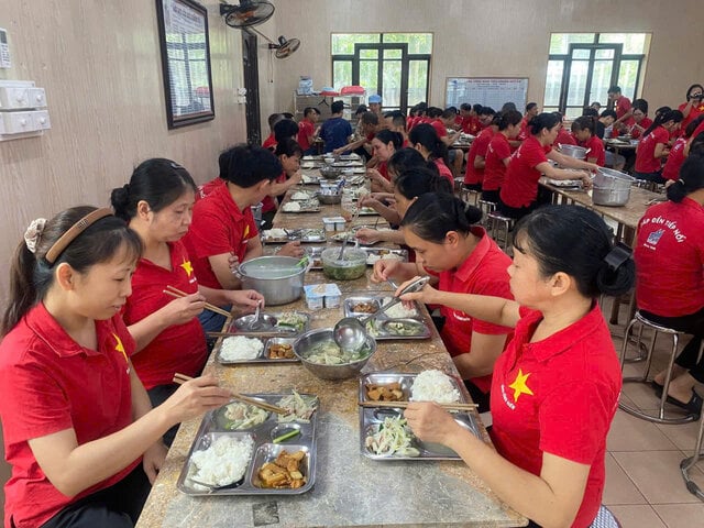 Bữa cơm Công đoàn tại Xí nghiệp May Vị Hoàng được tổ chức nhân kỷ niệm 80 năm Cách mạng Tháng Tám thành công và Quốc khánh 2.9.