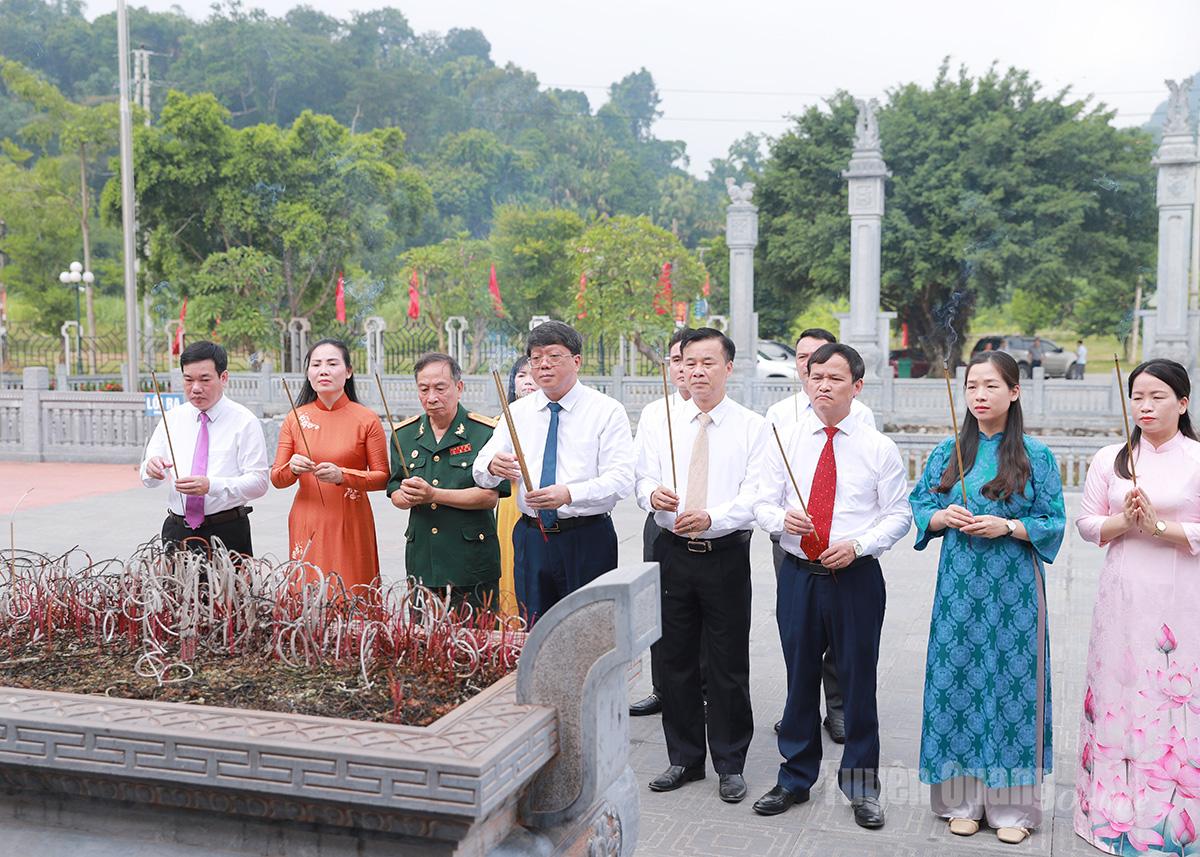 Đoàn đại biểu dâng hương tại Đền thờ Chủ tịch Hồ Chí Minh và các vị tiền bối cách mạng.