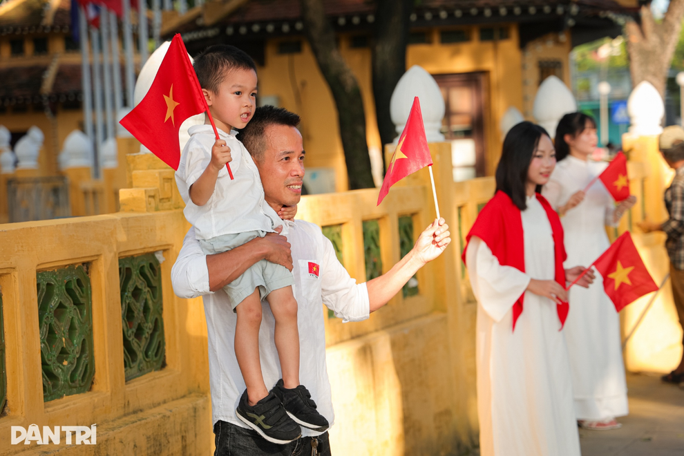 Chi tiền triệu giữ chỗ quán cà phê Hà Nội xem diễu hành, khách lo mất chỗ - 2