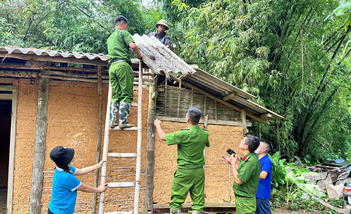 Đoàn thanh niên phường Đức Xuân phối hợp cùng với các lực lượng hỗ trợ người dân tháo dỡ nhà cũ