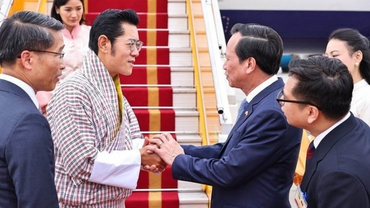 ព្រះមហាក្សត្រ និងព្រះមហាក្សត្រីនៃប្រទេសប៊ូតង់ យាងមកដល់ទីក្រុងហាណូយ ចាប់ផ្តើមដំណើរទស្សនកិច្ចផ្លូវរដ្ឋនៅប្រទេសវៀតណាម