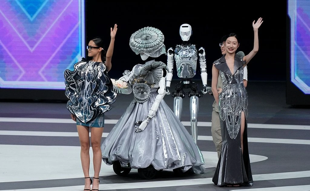 Robot hình người Trung Quốc lộ rõ khoảng cách thực tế