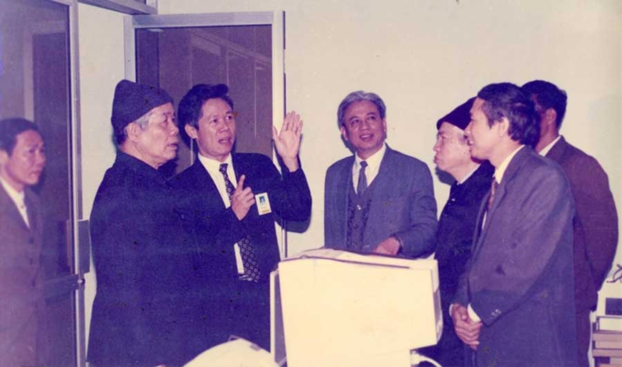 Tổng Bí thư Đỗ Mười đến thăm dây chuyền sản xuất cáp thông tin của ngành Bưu điện, năm 1994 - Ảnh tư liệu