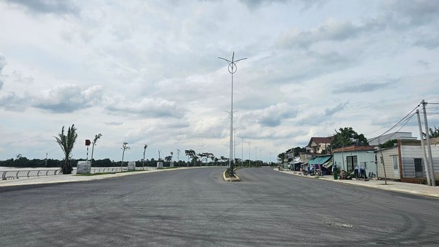 Hết nhà cổ lại đến cục đá cản trở tiến độ đường ven sông Đồng Nai - Ảnh 2.