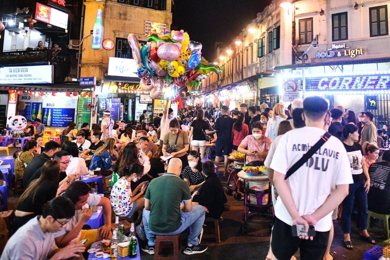 Du khách cần gửi xe ở phố Lương Ngọc Quyến hoặc các bãi gửi gần đó, vì khu vực Tạ Hiện cấm các loại xe vào buổi tối. Ảnh: Thạch Thảo.