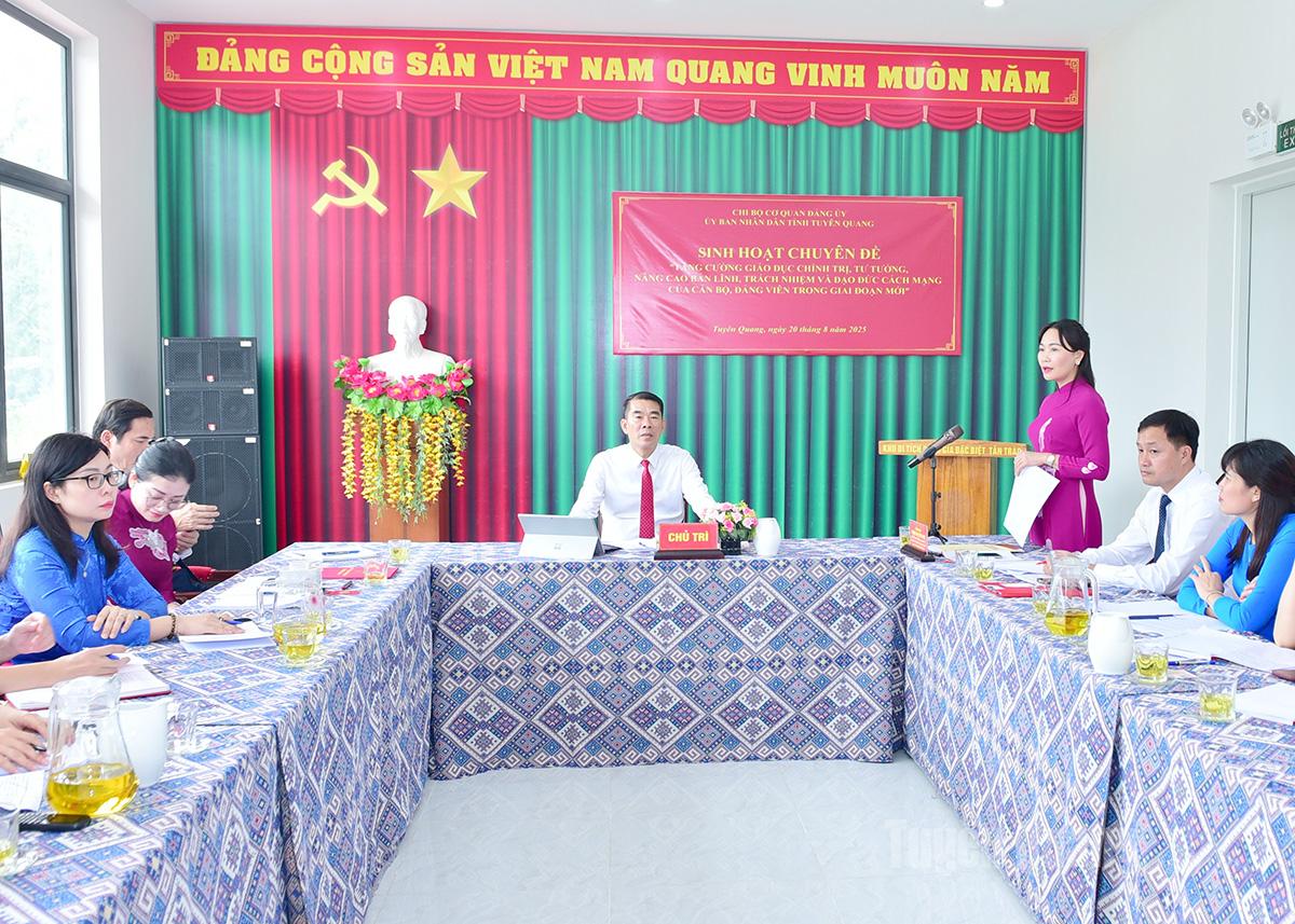 Chi bộ Cơ quan Đảng uỷ UBND tỉnh tổ chức sinh hoạt chuyên đề “Tăng cường giáo dục chính trị, tư tưởng, nâng cao bản lĩnh, trách nhiệm và đạo đức cách mạng của cán bộ, đảng viên trong giai đoạn mới”.