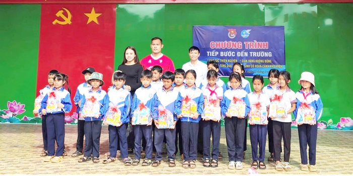 Nhiều phần quà đến với học sinh có hoàn cảnh khó khăn tỉnh Lâm Đồng- Ảnh 1.