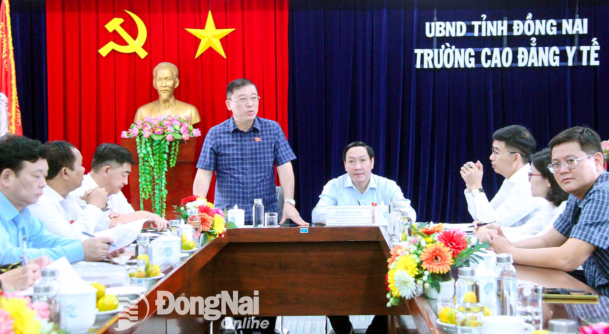 លោក Nguyen Tuan Anh អនុប្រធានគណៈកម្មាធិការកិច្ចការគណៈប្រតិភូរដ្ឋសភាបានមានប្រសាសន៍នៅក្នុងសម័យប្រជុំជាមួយមហាវិទ្យាល័យវេជ្ជសាស្ត្រ Dong Nai។ រូបថត៖ Tran Danh