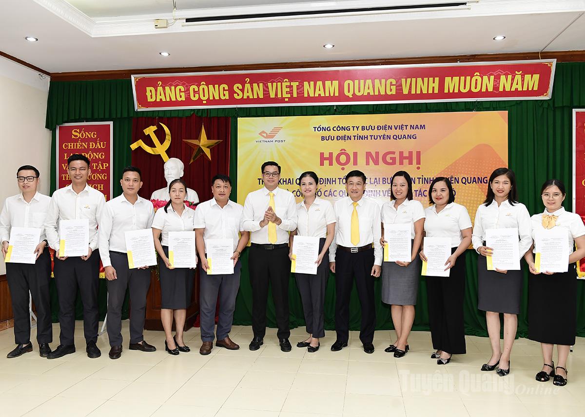 Leaders of Tuyen Quang Provincial Post Office awarded decisions to appoint Post Office Directors of communes and wards.