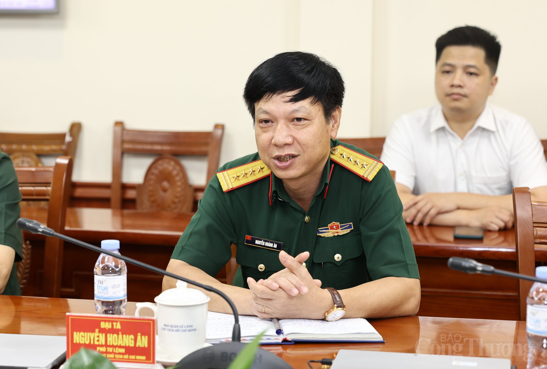 Đại tá Nguyễn Hoàng Ân trao đổi với các đơn vị trong đoàn công tác.