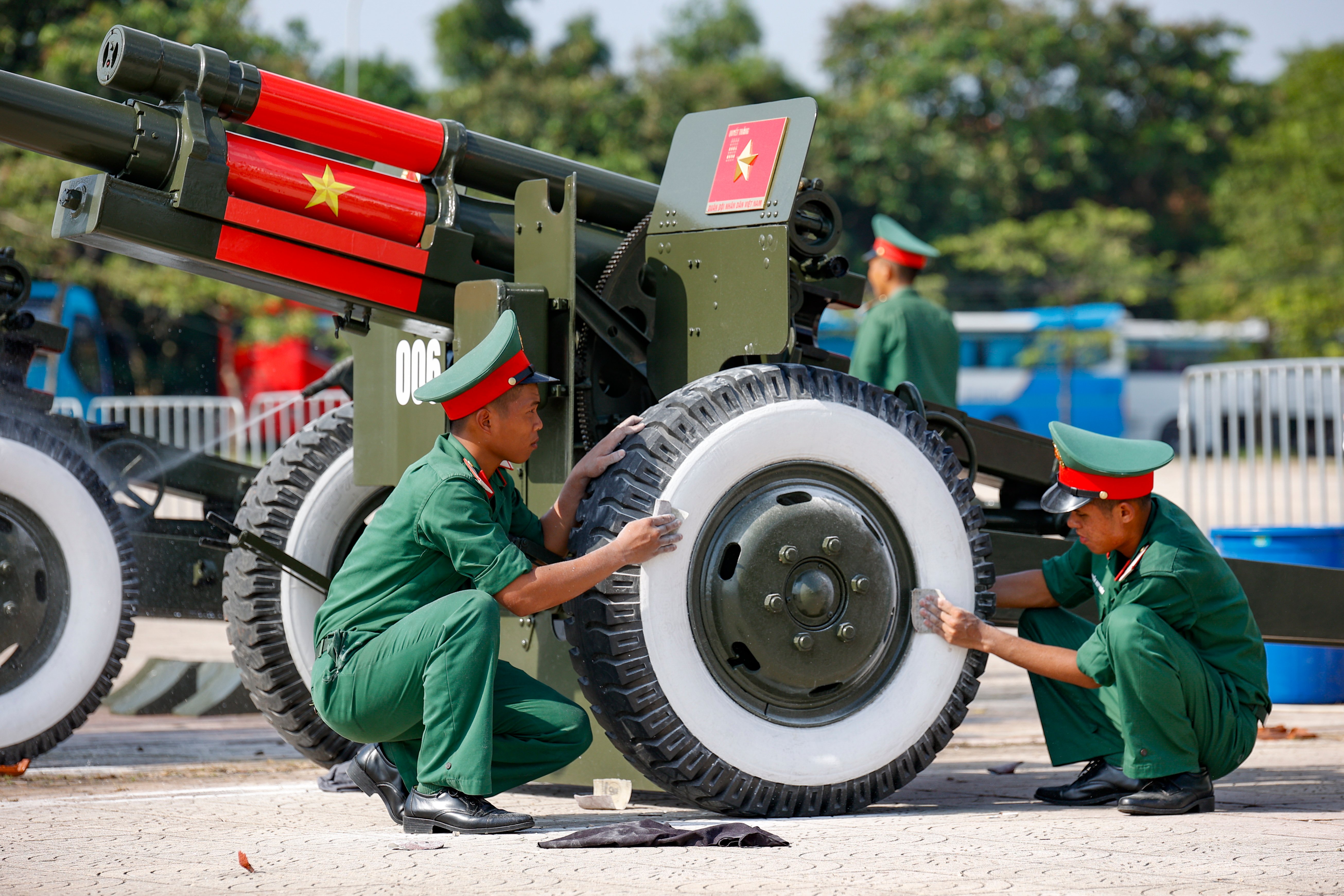Ngắm dàn pháo lễ phục vụ nhiệm vụ A80 trước sân vận động Mỹ Đình - Ảnh 3.