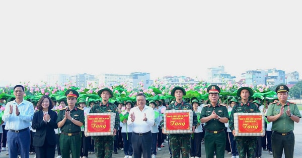 Chủ tịch UBND thành phố Trần Sỹ Thanh thăm, động viên khối tham gia diễu binh, diễu hành A80
