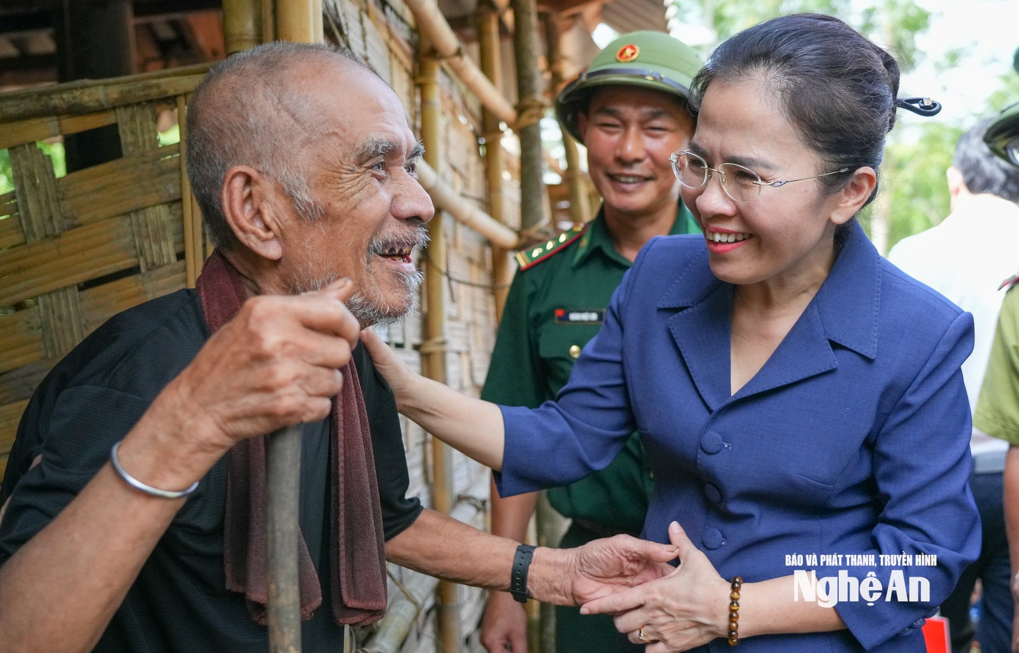 6. Phó Bí thư thăm gia ông Lê Văn Thành. Ảnh_ Thành Cường