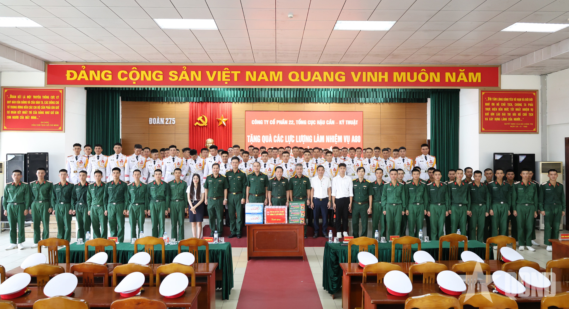 Joint Stock Company 22 presents gifts to officers and soldiers of the Ho Chi Minh Mausoleum Command serving the mission A80