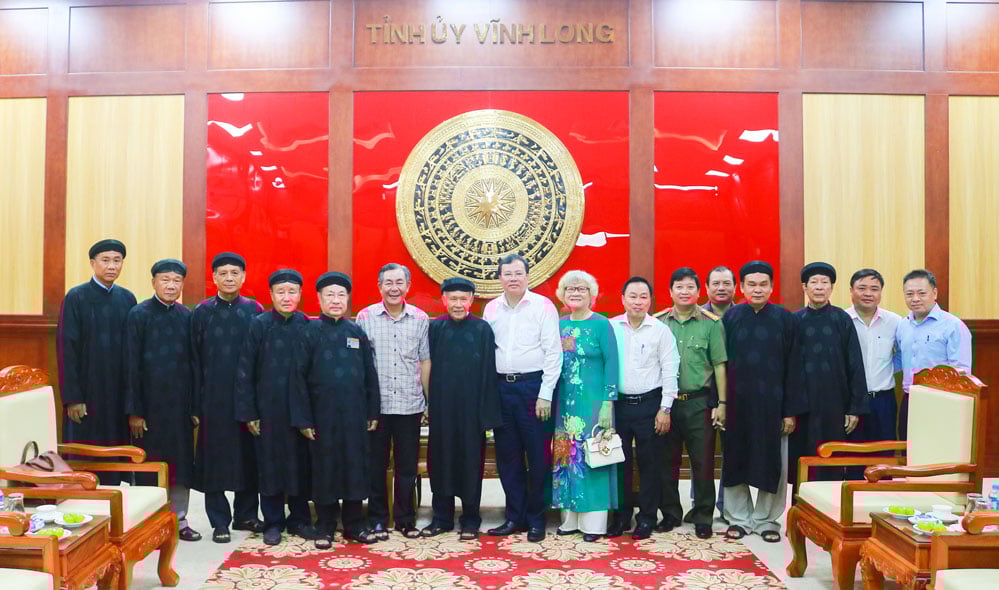 คณะกรรมการบริหารกลางของคณะสงฆ์พุทธ Hoa Hao เยี่ยมชมและแสดงความยินดีกับหน่วยงานต่างๆ ในจังหวัดวิญลอง