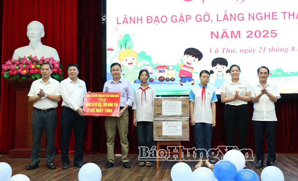 Trao tặng máy tính cho học sinh có hoàn cảnh khó khăn vươn lên trong học tập.