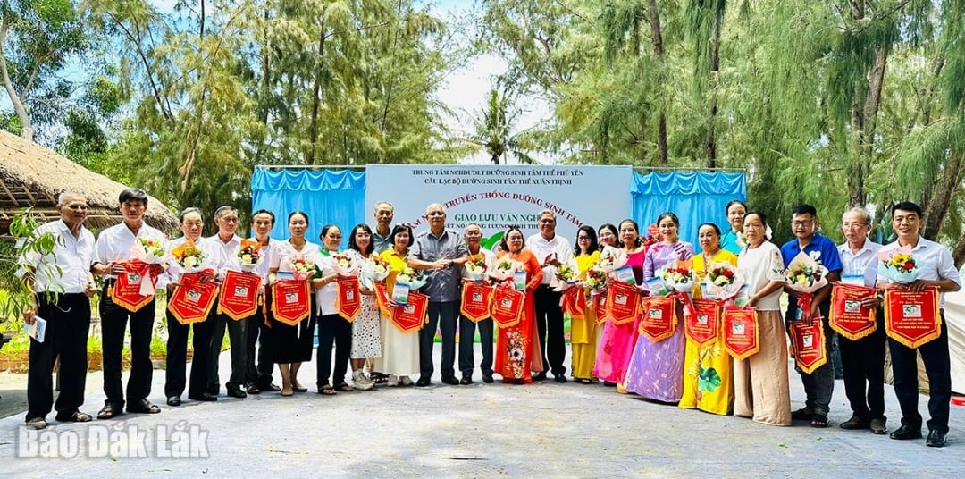 Đại diện các đoàn nhận hoa và cờ lưu niệm từ Phó Viện trưởng Viện Nghiên cứu ứng dụng DSTT Việt Nam, Chủ tịch Hội DSTT tỉnh Đắk Lắk Hồ Việt Sang; Giám đốc Trung tâm Nghiên cứu, hướng dẫn, ứng dụng, luyện tập DSTT Phú Yên Nguyễn Trung Thành và nguyên Phó Viện trưởng Viện Nghiên cứu ứng dụng DSTT Việt Nam Huỳnh Mỹ Cang. 