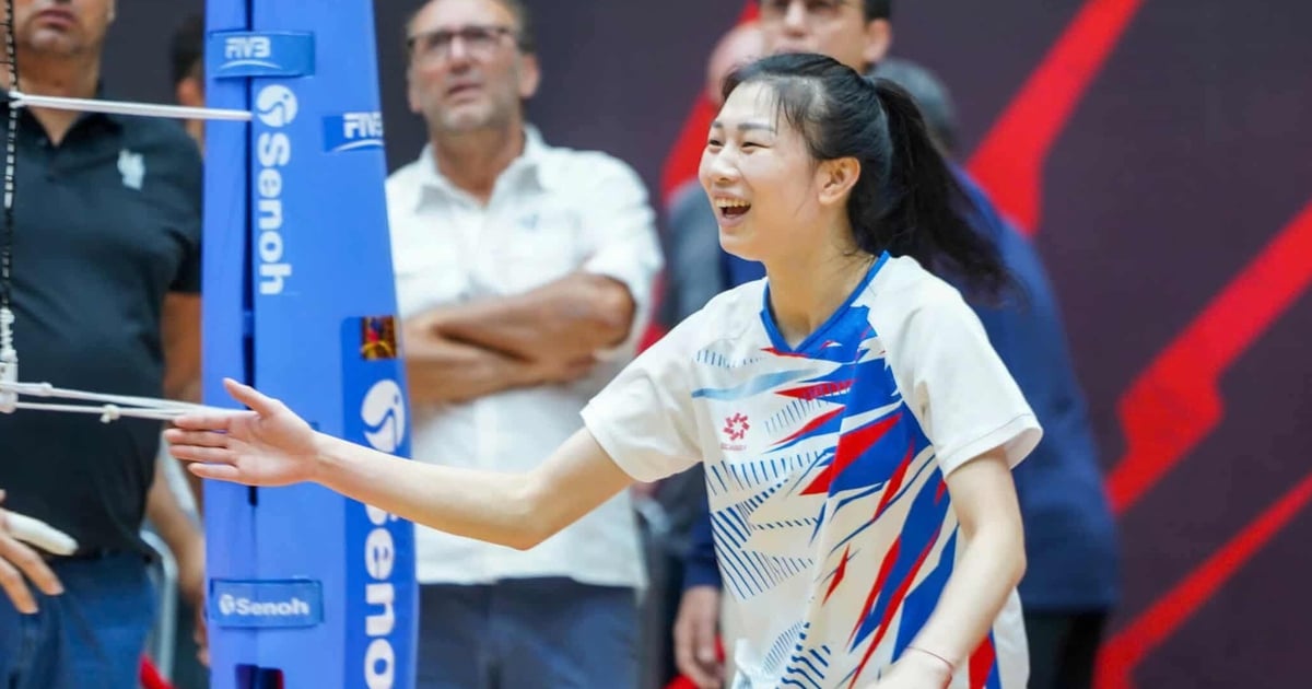 Thanh Thúy làm... phiên dịch, đội tuyển bóng chuyền nữ Việt Nam tập luyện hăng say