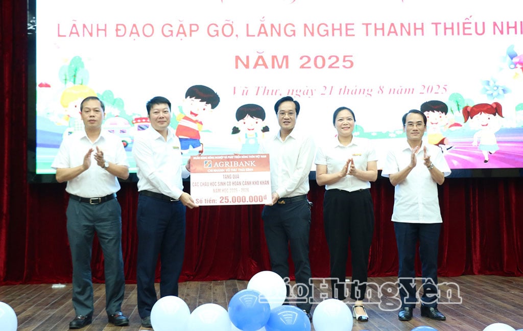 Lãnh đạo xã Vũ Thư tiếp nhận hỗ trợ của các đơn vị cho các cháu có hoàn cảnh khó khăn trên địa bàn xã.
