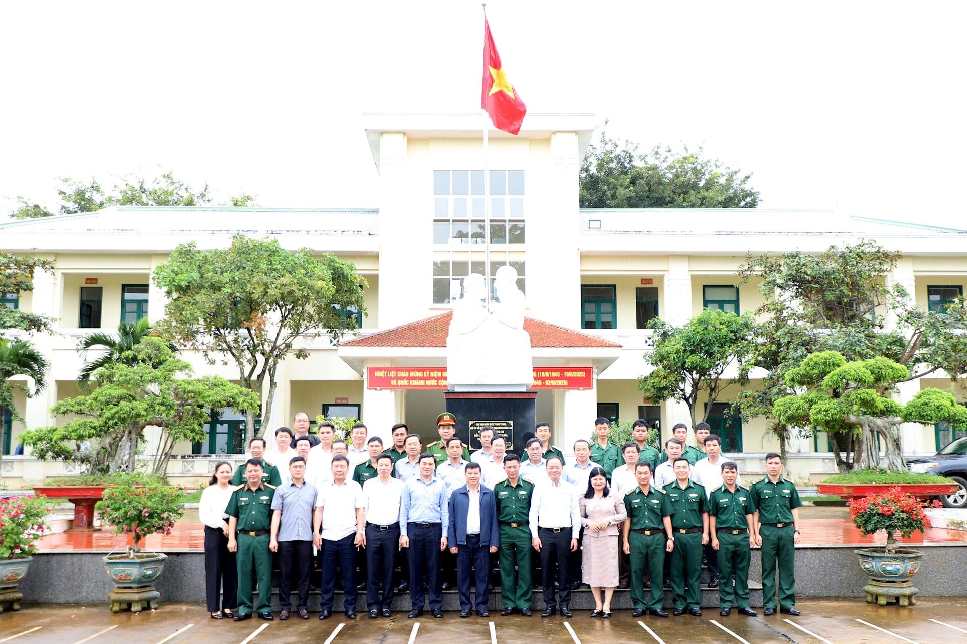 Đoàn công tác của Thường trực Tỉnh ủy chụp hình lưu niệm với các đơn vị