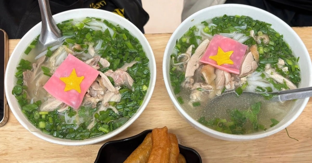 Quán phở gà “yêu nước” gây sốt dịp Quốc khánh 2/9 ở Hà Nội