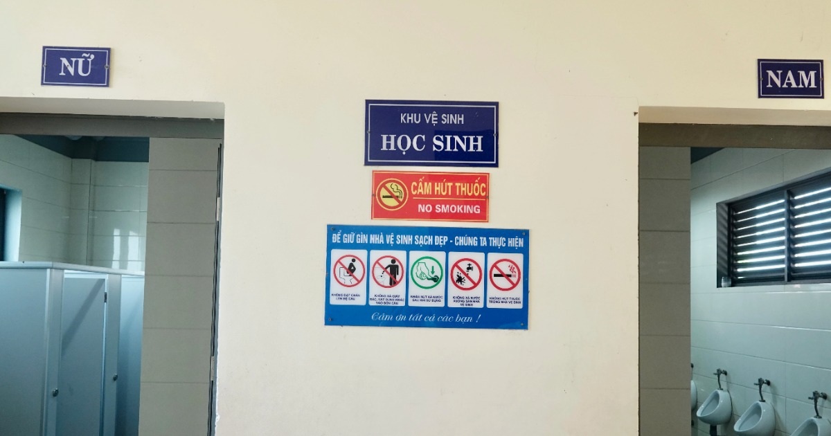 Nhà vệ sinh trường bẩn, hiệu trưởng cần xem lại năng lực