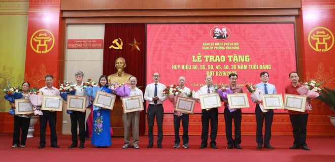 Phường Vĩnh Hưng: Trao Huy hiệu Đảng tặng 70 đảng viên đợt 2/9/2025- Ảnh 7.