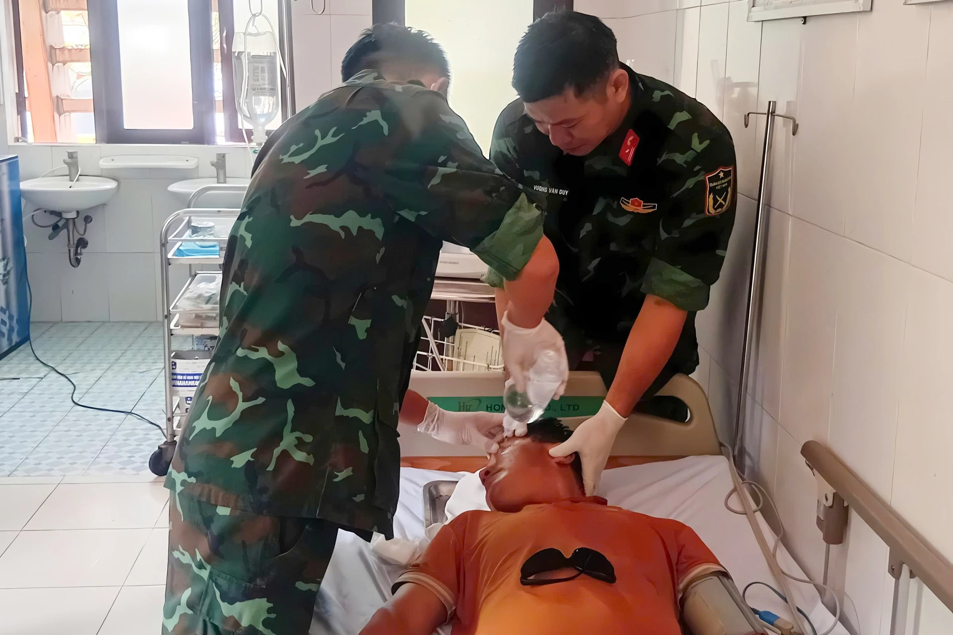 Bệnh xá đảo Trường Sa kịp thời cấp cứu ngư dân bị thương do nổ bình ắc quy