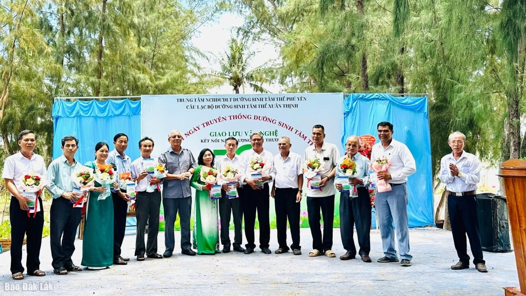 Hơn 400 người tham gia kỷ niệm ngày truyền thống dưỡng sinh tâm thể