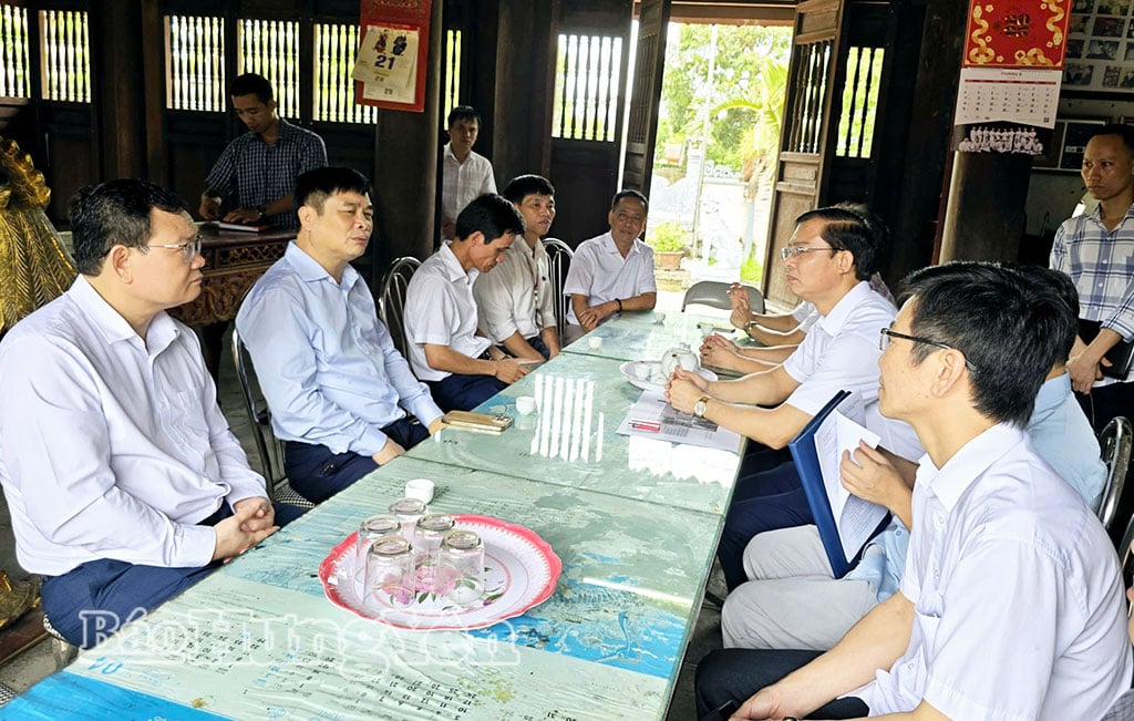 អនុប្រធានគណៈកម្មាធិការប្រជាជនខេត្ត លោក Pham Van Nghiem បានស្តាប់របាយការណ៍ និងស្នើឱ្យមានការស្តារឡើងវិញ និងតុបតែងប្រាសាទបុរាណវត្ថុបុរាណនៃវប្បធម៌ដ៏ល្បីល្បាញ Le Quy Don (ឃុំ Le Quy Don)។
