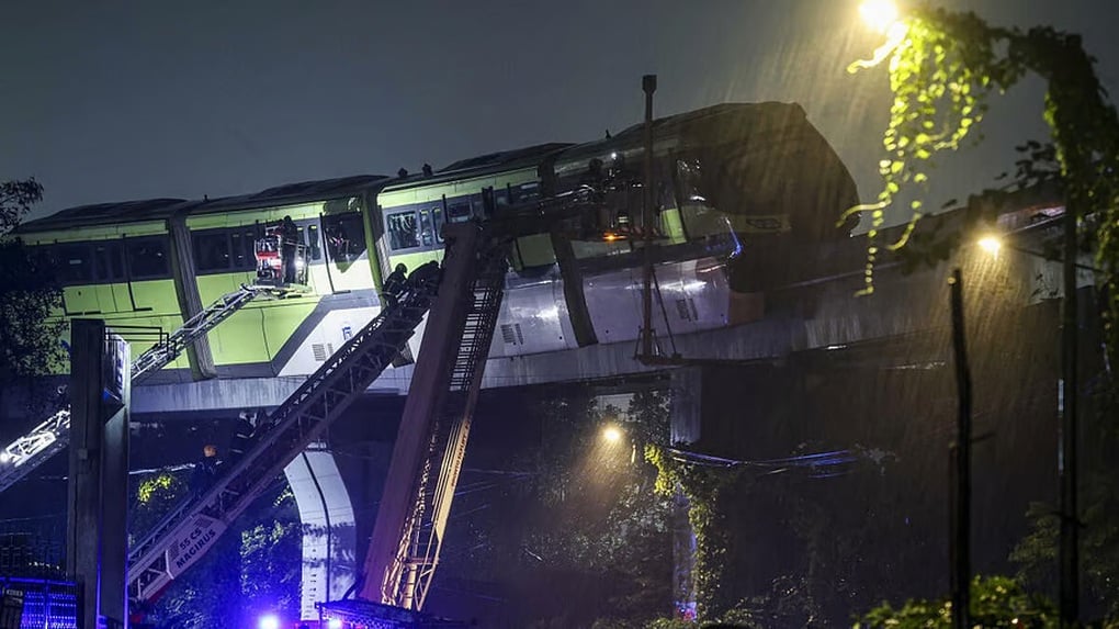 Tàu chở 582 khách bị ngắt điện dưới mưa, hàng chục người ngạt thở cầu cứu - 1