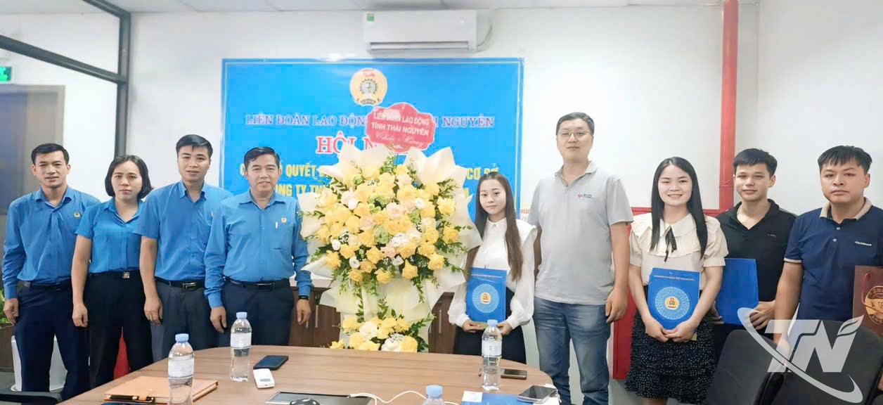 Lãnh đạo Liên đoàn Lao động tỉnh trao quyết định và tặng hoa chúc mừng Công đoàn Công ty TNHH cơ điện LIYANG Việt Nam.