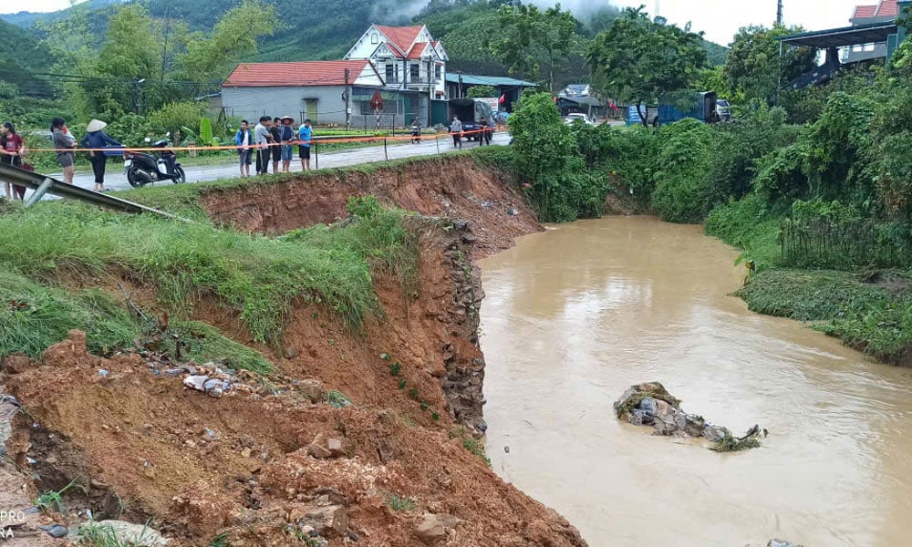 Vice Chairman of the Provincial People's Committee Phan The Tuan inspected flood response work in Yen Dinh and Tuan Dao communes.