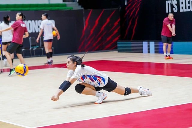 Thanh Thúy làm... phiên dịch, đội tuyển bóng chuyền nữ Việt Nam tập luyện hăng say- Ảnh 2.
