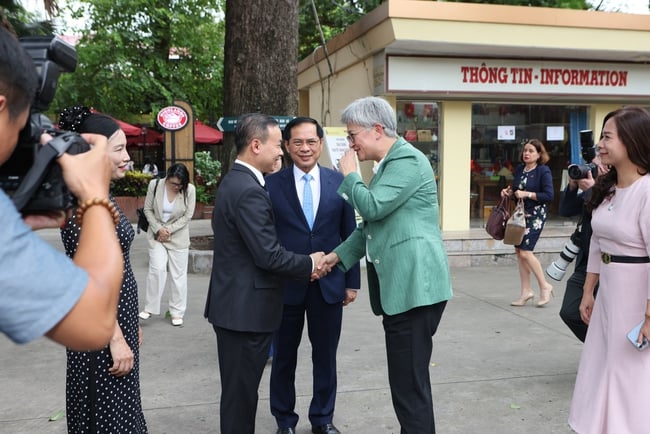 Phó Thủ tướng Bùi Thanh Sơn và Bộ trưởng Ngoại giao Australia Penny Wong tham quan Bảo tàng Lịch sử quốc gia - Ảnh 1.