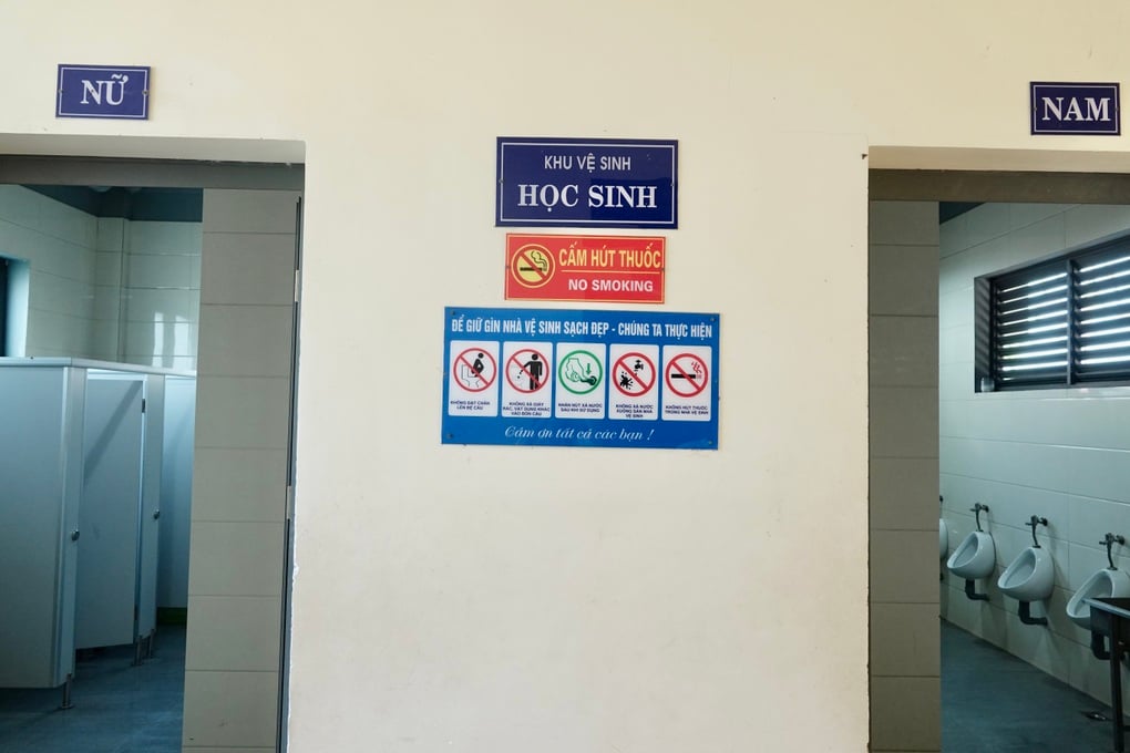 Nhà vệ sinh trường bẩn, hiệu trưởng cần xem lại năng lực - 1