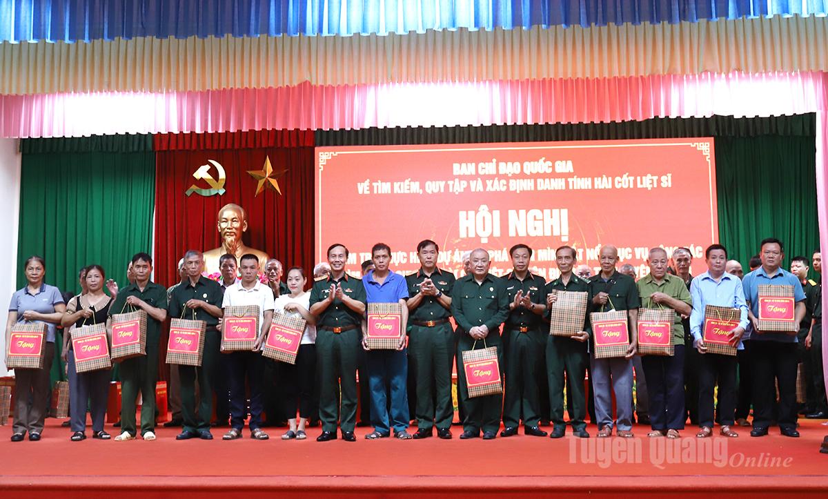 Lãnh đạo Bộ Tư lệnh Quân khu 2 tặng quà các gia đình chính sách, người có công.