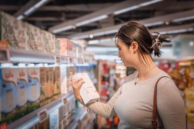Chọn sữa cho trẻ: Không chỉ cần dưỡng chất, mà còn phải không chứa chất gây hại- Ảnh 1.