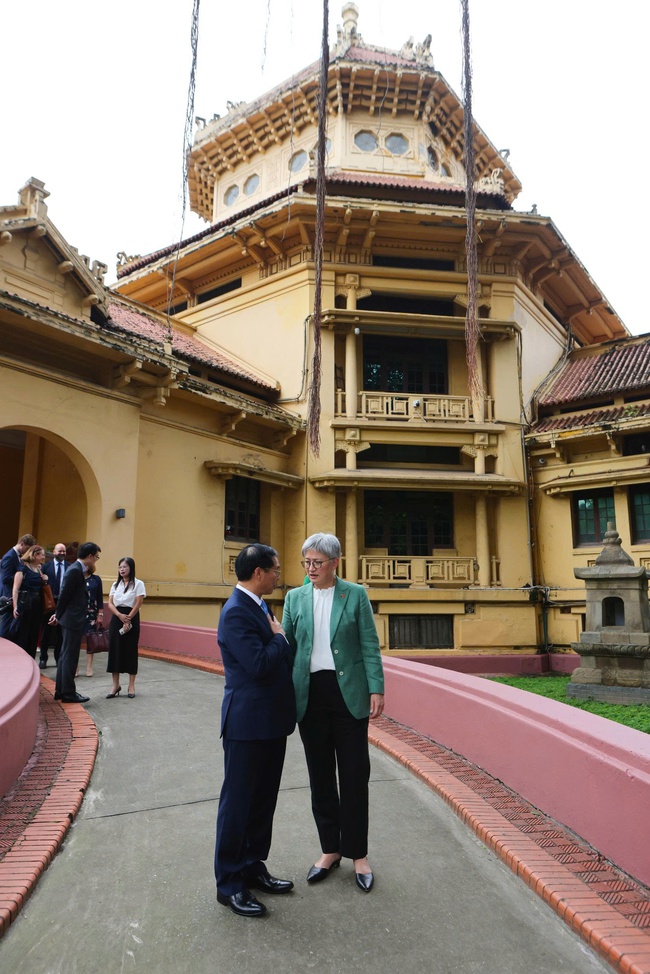 Phó Thủ tướng Bùi Thanh Sơn và Bộ trưởng Ngoại giao Australia Penny Wong tham quan Bảo tàng Lịch sử quốc gia - Ảnh 8.