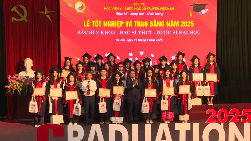 Phó Giáo sư, Tiến sĩ Phạm Quốc Bình - Bí thư Đảng ủy, Chủ tịch Hội đồng trường và Phó Giáo sư, Tiến sĩ Nguyễn Quốc Huy - Giám đốc Học viện trao bằng tốt nghiệp cho 25 tân bác sĩ y học cổ truyền, bác sĩ y khoa và dược sĩ tốt nghiệp loại giỏi năm học 2024-2025.
