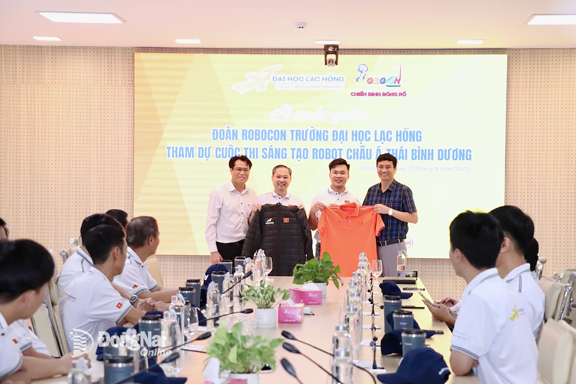 Associate Professor Dr. Nguyen Vu Quynh, Vice Principal of Lac Hong University, presented the competition jersey to the team representative. Photo: Hai Yen 