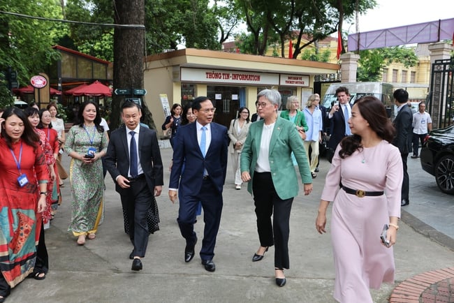 Phó Thủ tướng Bùi Thanh Sơn và Bộ trưởng Ngoại giao Australia Penny Wong tham quan Bảo tàng Lịch sử quốc gia - Ảnh 2.