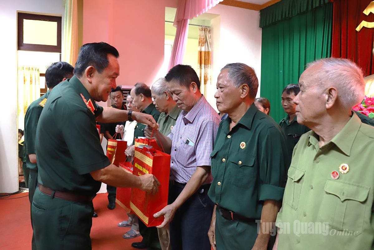 Đồng chí Thượng tướng Võ Minh Lương, Ủy viên BCH TƯ Đảng, Thứ trưởng Bộ Quốc phòng tặng quà của Quân ủy TƯ cho các gia đình chính sách, người có công trên địa bàn tỉnh.