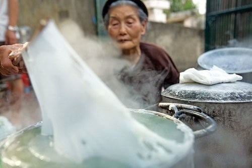 Bánh cuốn Thanh Trì được làm hoàn toàn thủ công, được truyền lại từ nhiều đời. Ảnh nguồn internet
